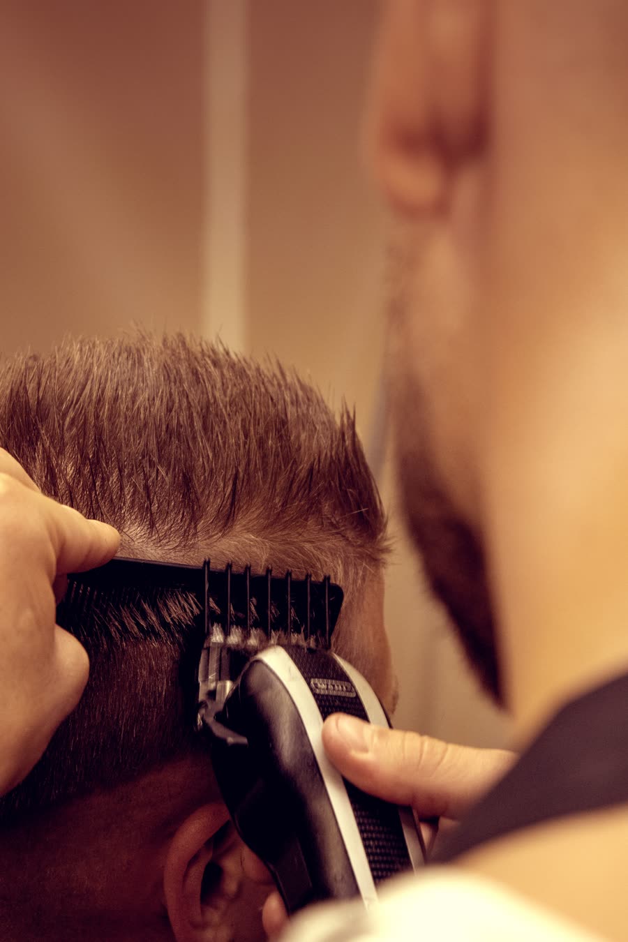Strzyżenie maszynką w salonie barberskim